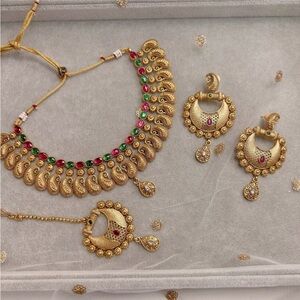 Elegant Gold and Green Jewelry Set